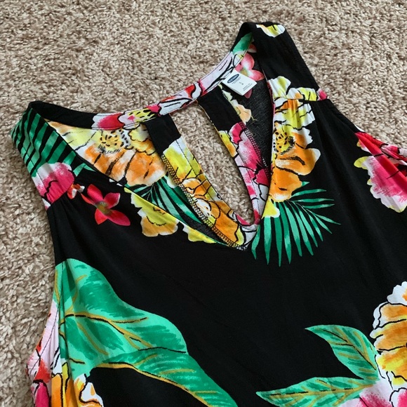Tropical Floral V Neck Sleeveless Top - Picture 3 of 4